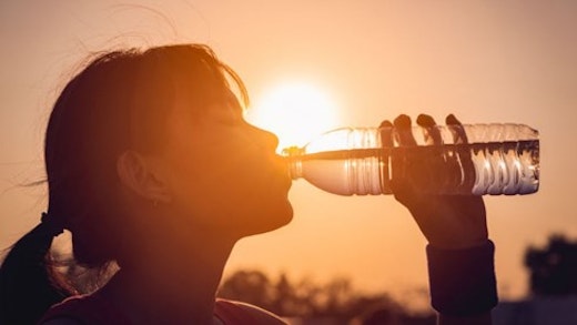3+1 tips για να πίνουμε (ακόμη) περισσότερο νερό το καλοκαίρι