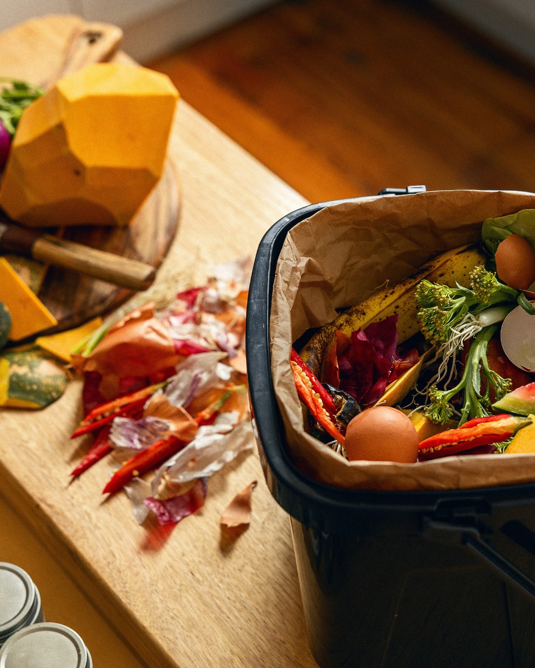 Image of kitchen caddy and paper liner